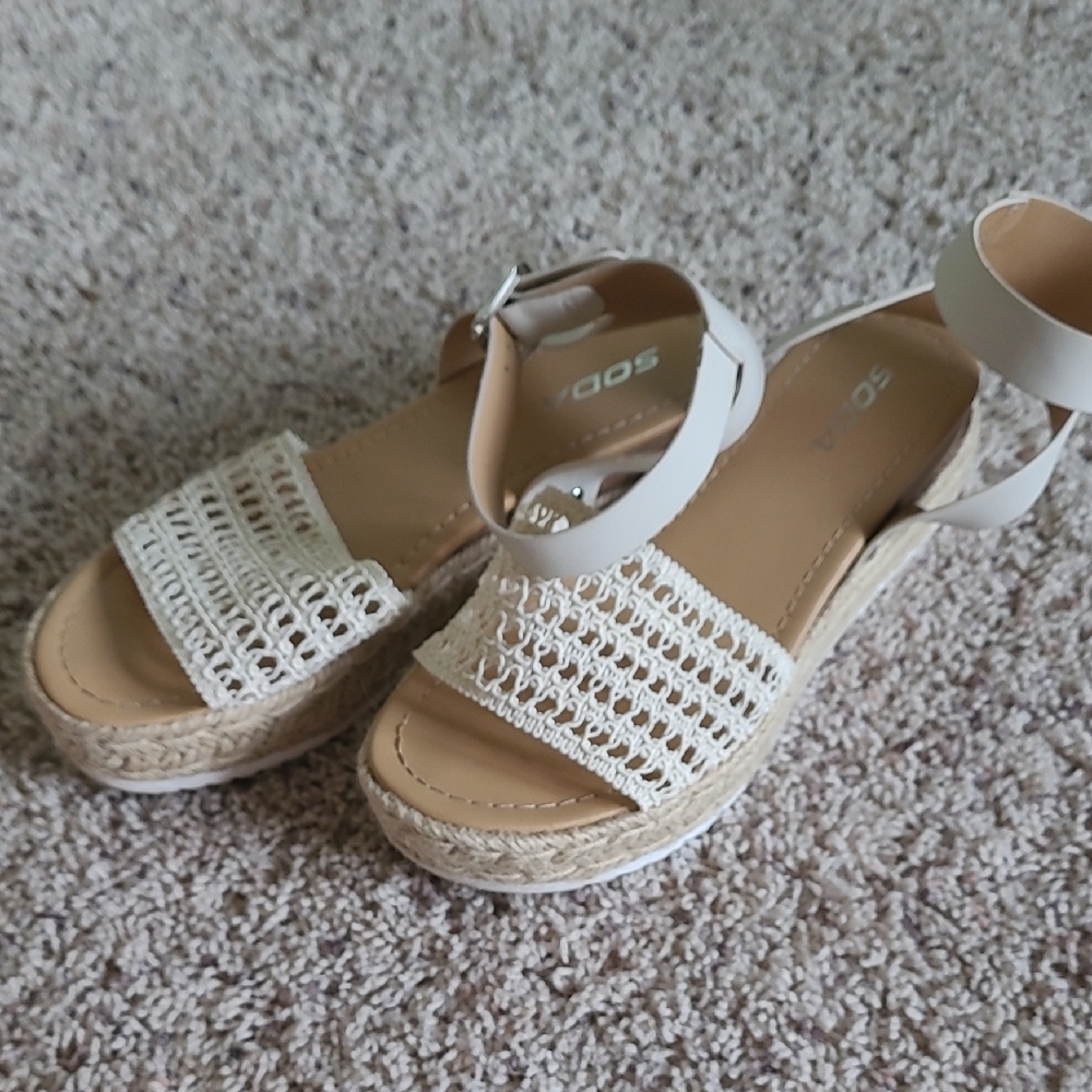 Women's Woven Sandals Size 9